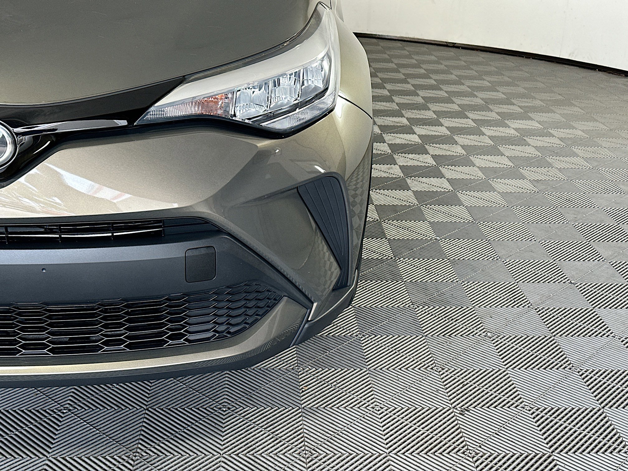 Used 2021 Bronze Toyota LE image 9