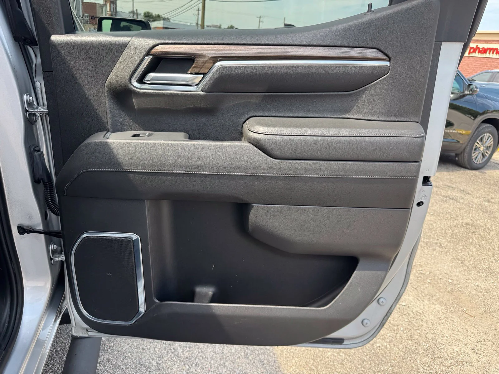 Used 2022 SILVER ICE METALLIC Chevrolet RST image 31