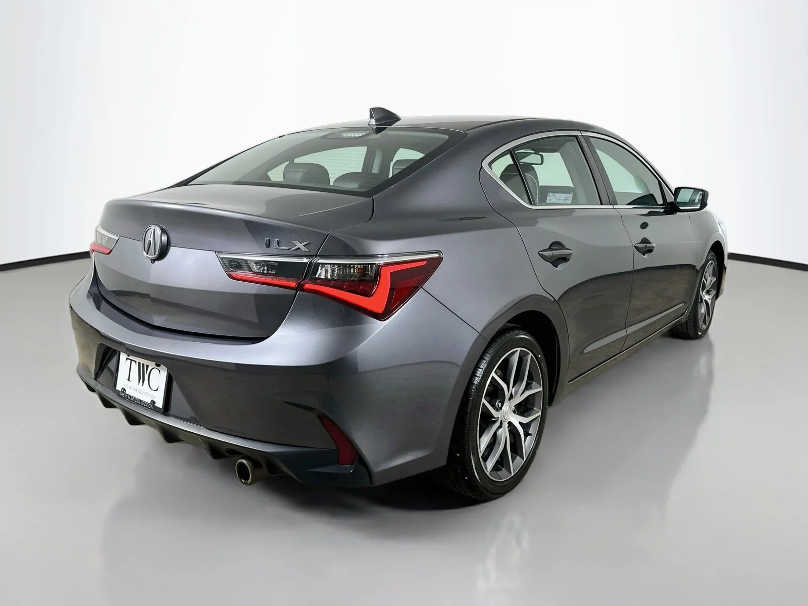 Used 2019  Acura  image 5