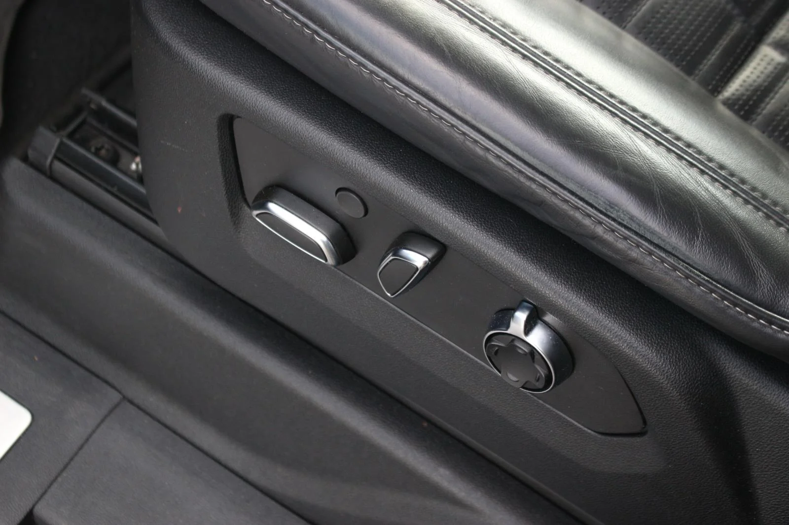 Used 2021 BLACK RAVEN Cadillac Sport Platinum image 16