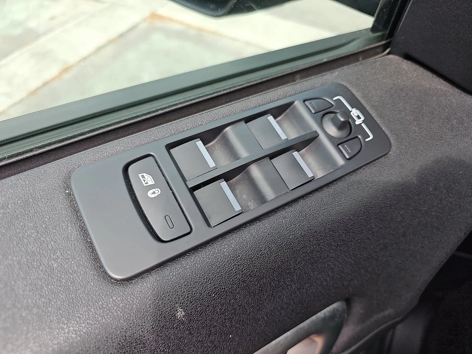 Used 2018 Gray Land Rover SE image 28