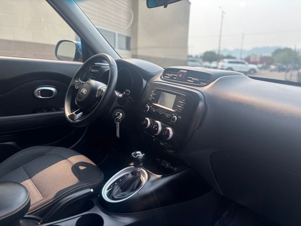 Used 2016 Blue Kia Plus image 10