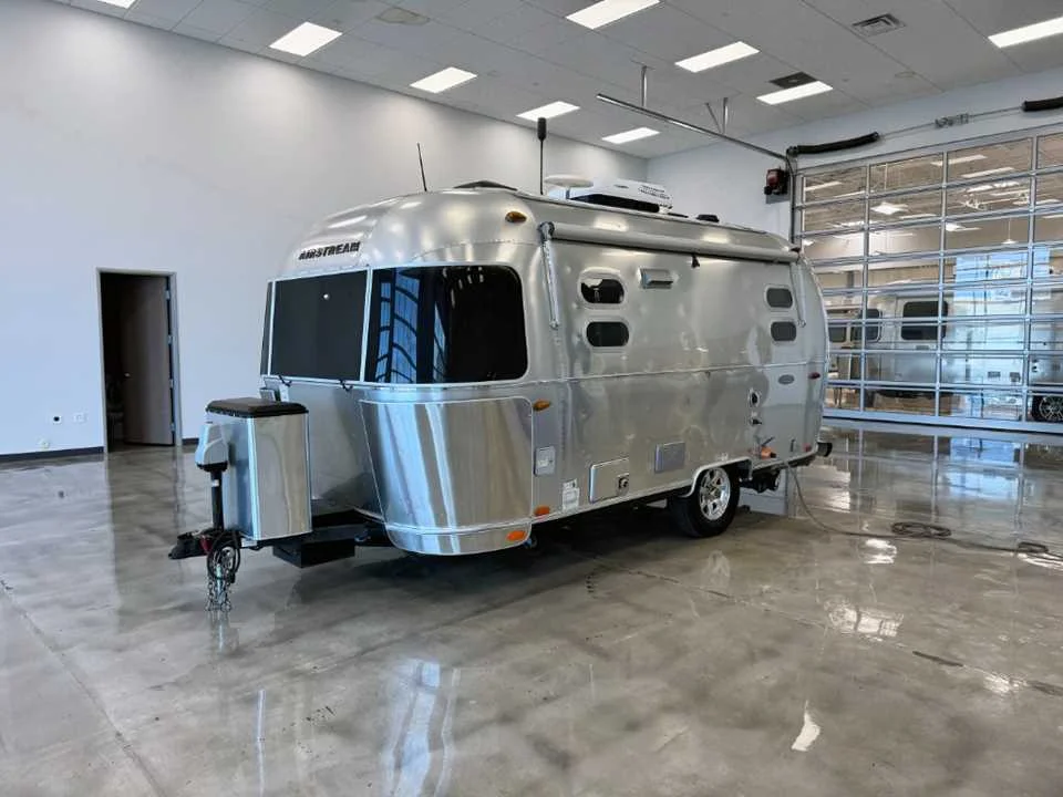 Used 2017 SILVER AIRSTREAM  image 4