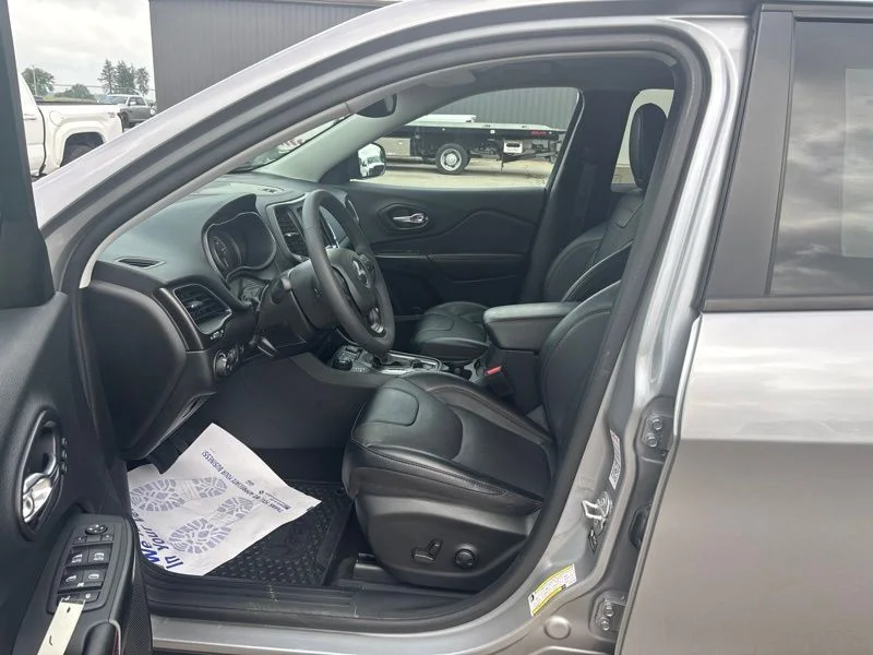 Used 2022 Silver Jeep Trailhawk image 23