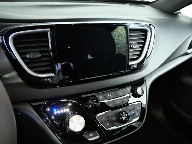Used 2025 Black Chrysler Select image 21