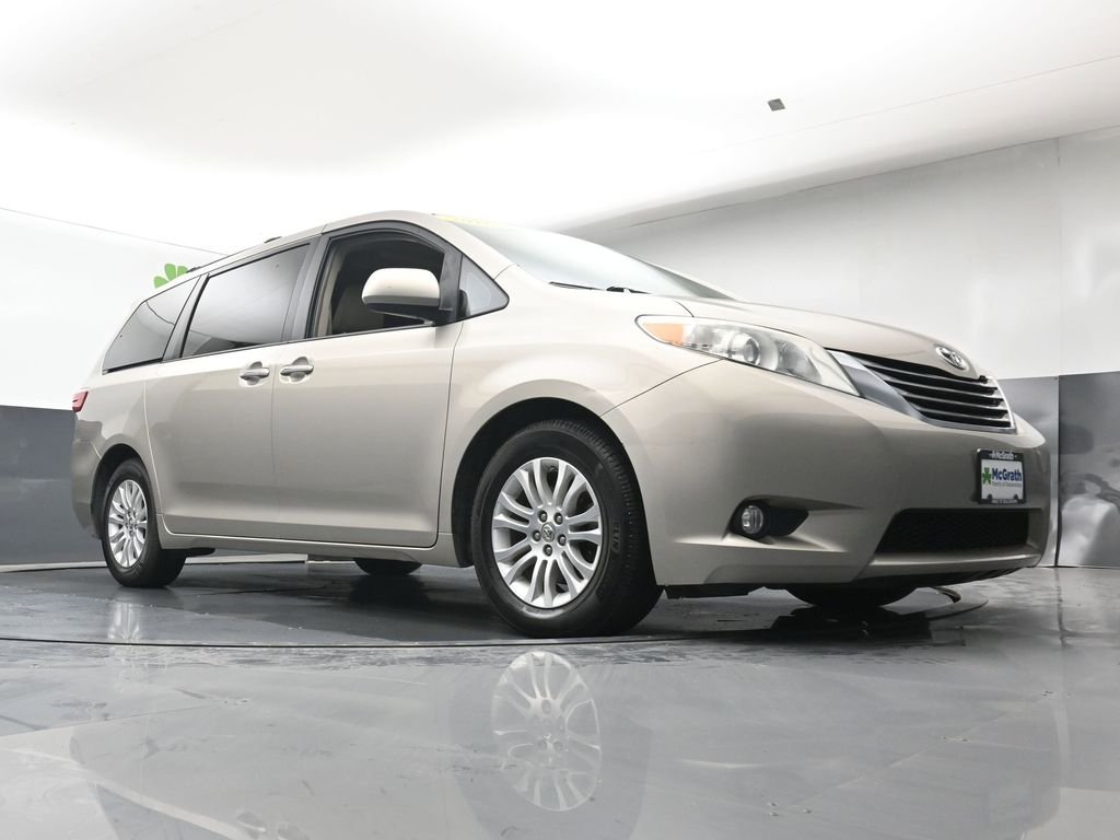 Used 2016  Toyota XLE Premium image 26