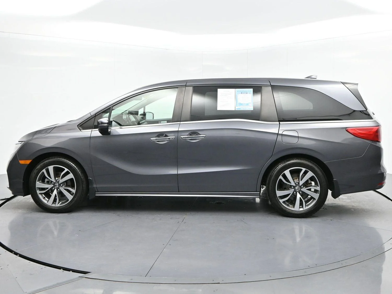 Used 2023 Modern Steel Metallic Honda Touring image 4