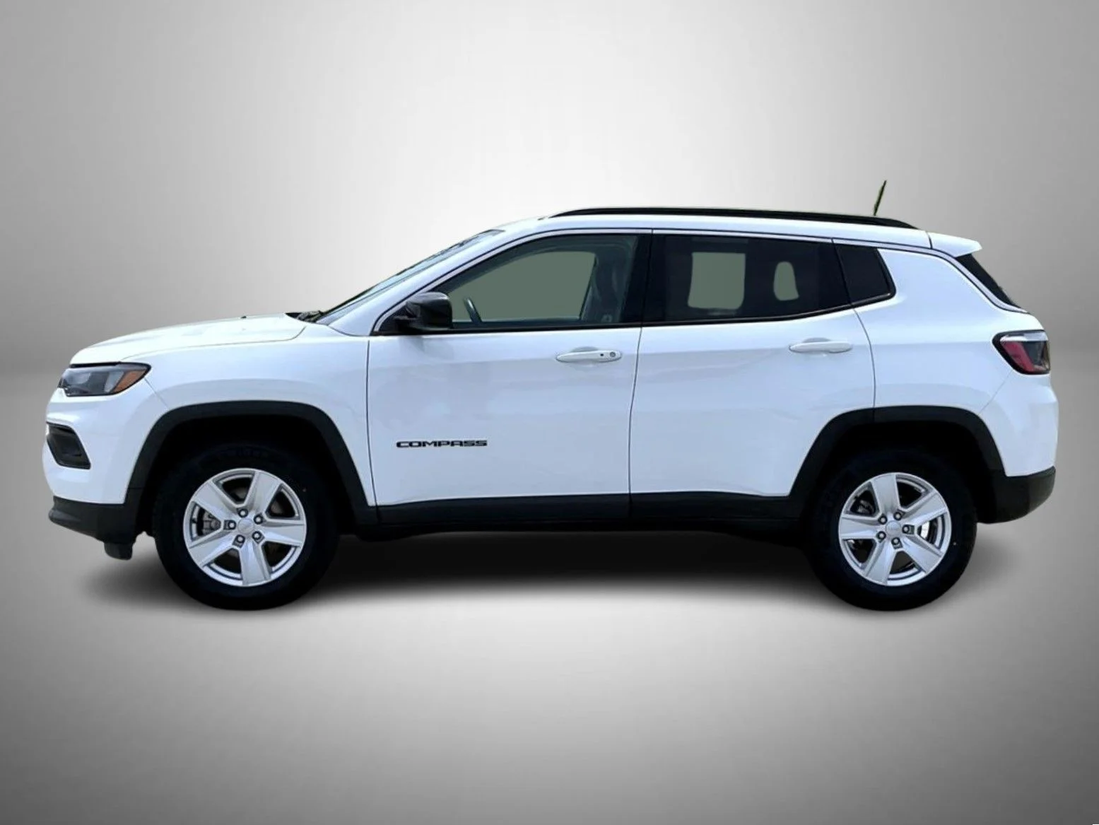 Used 2022 White Jeep Latitude image 8