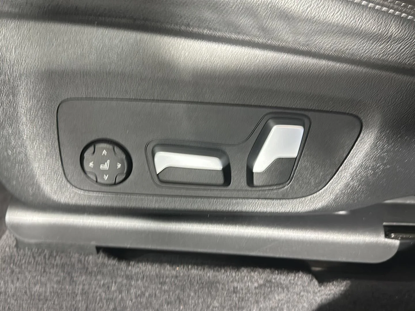 Used 2023 Dark Graphite Metallic BMW xDrive30i image 11