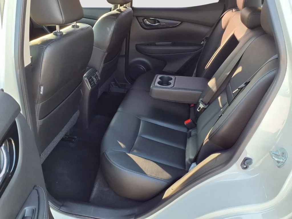 Used 2017 White Nissan SL image 24