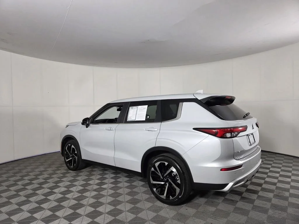 Used 2024 White Mitsubishi SE Black Edition image 9