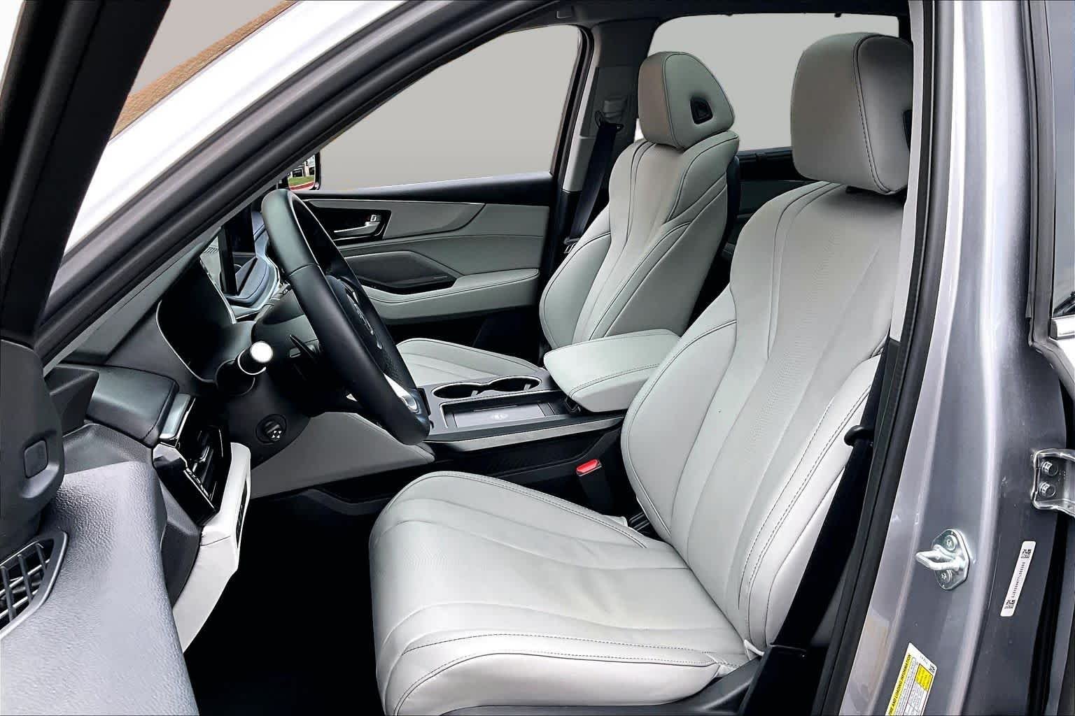 Used 2026 Solar Silver Metallic Acura w/Technology Package image 8
