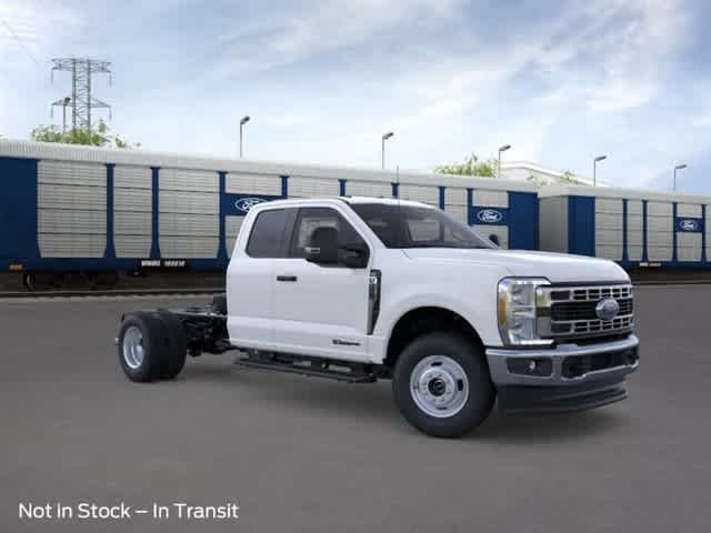 New 2026 Oxford White Ford XLT image 7