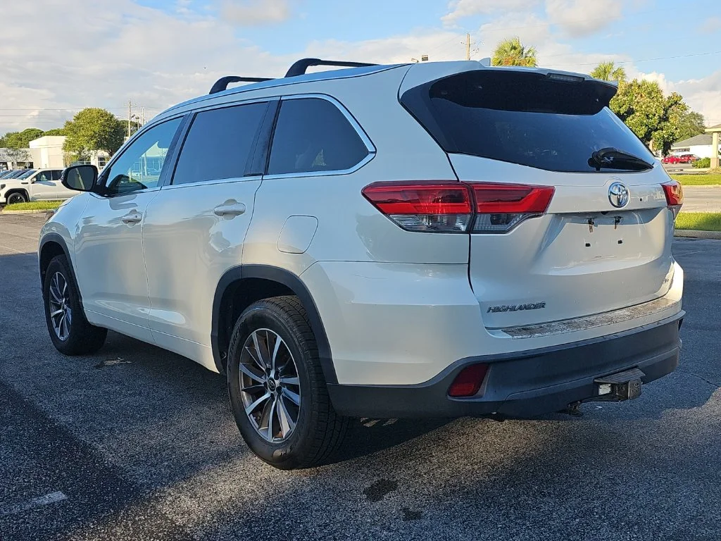 Used 2017 White Toyota XLE image 7