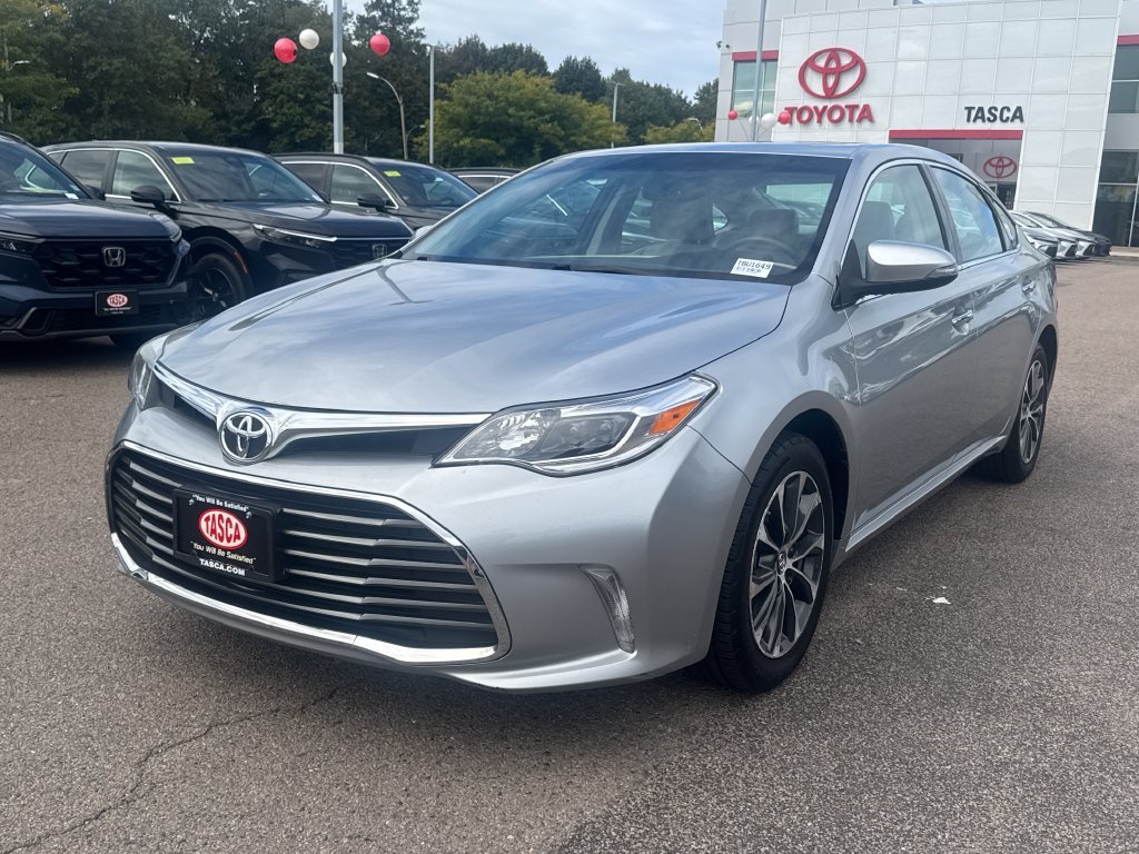 Used 2016 Silver Toyota XLE Premium image 3