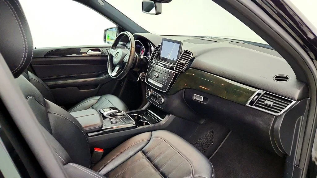 Used 2019 Black Mercedes-Benz GLE 400 4MATIC® SUV w/ Premium 1 & Parking Assist Pkgs image 24