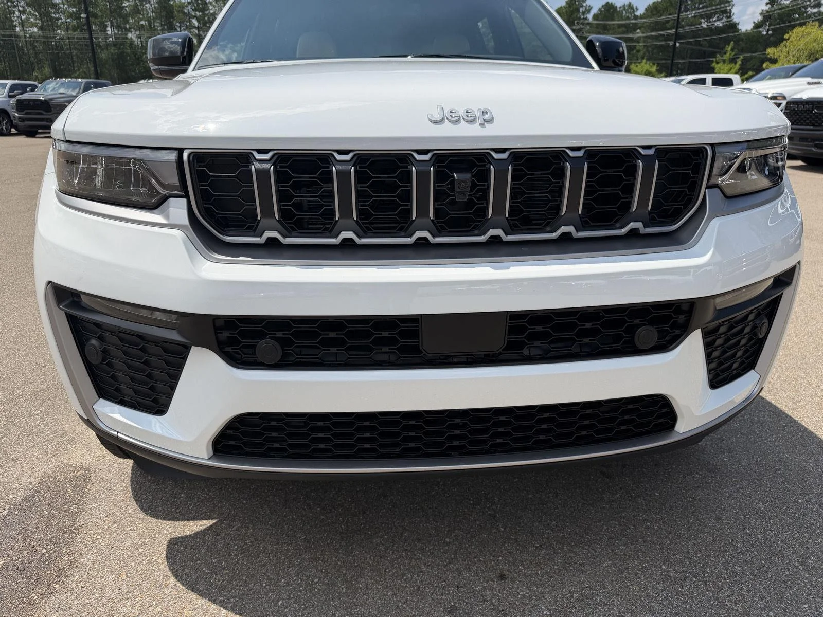New 2026 Bright White Clear-Coat Exterior Paint Jeep Limited image 24