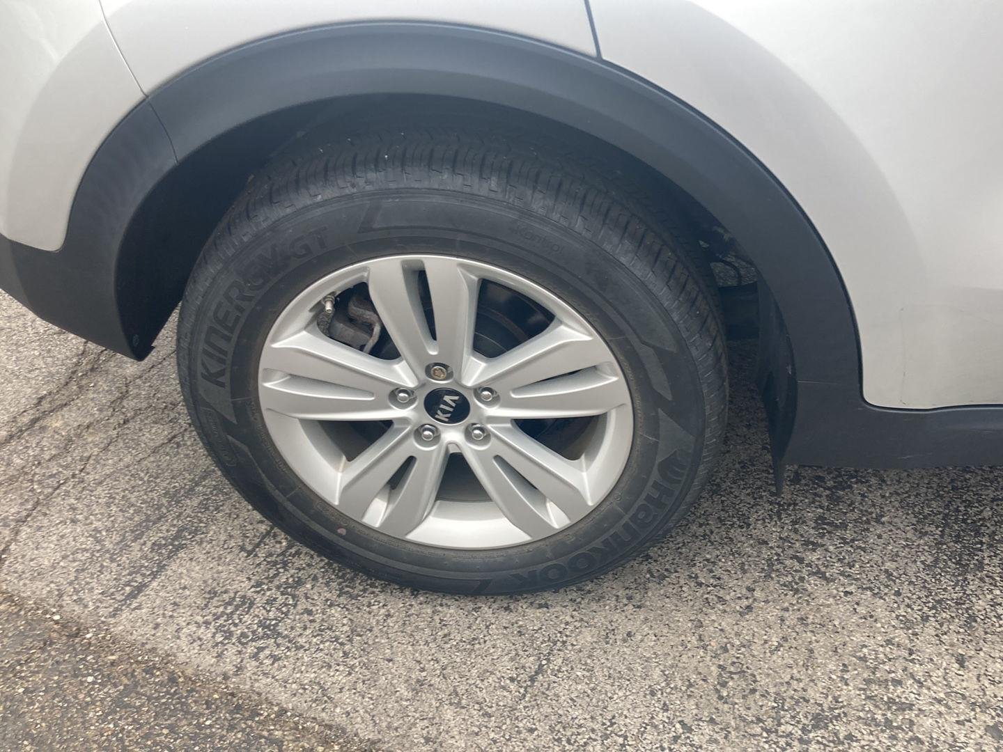 Used 2019 Sparkling Silver Kia LX image 9