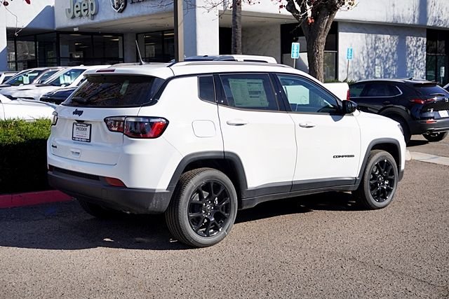 New 2026 Bright White Clearcoat Jeep Latitude image 8