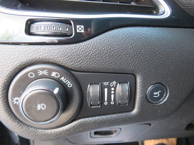 Used 2019 Diamond Black Crystal Pearlcoat Jeep Altitude image 33