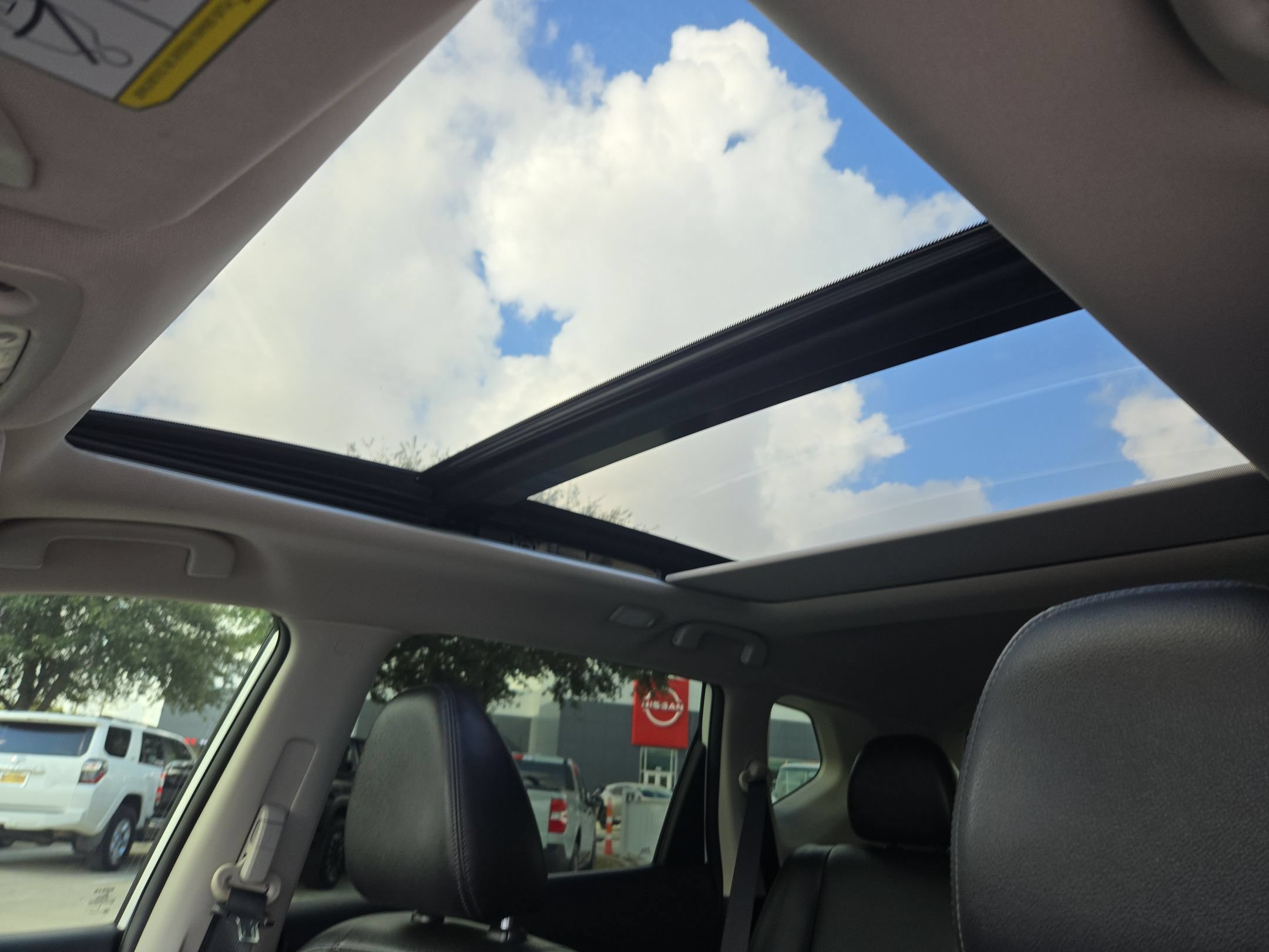 Used 2018 Pearl White Nissan SL image 10