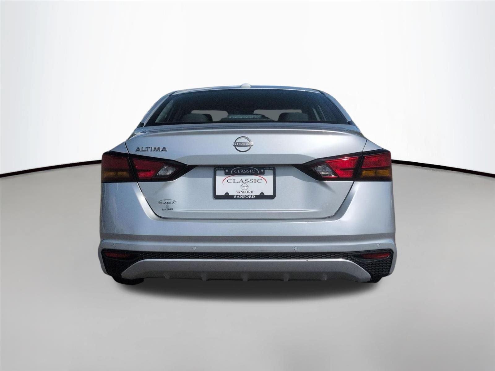 Used 2025  NISSAN SV image 4