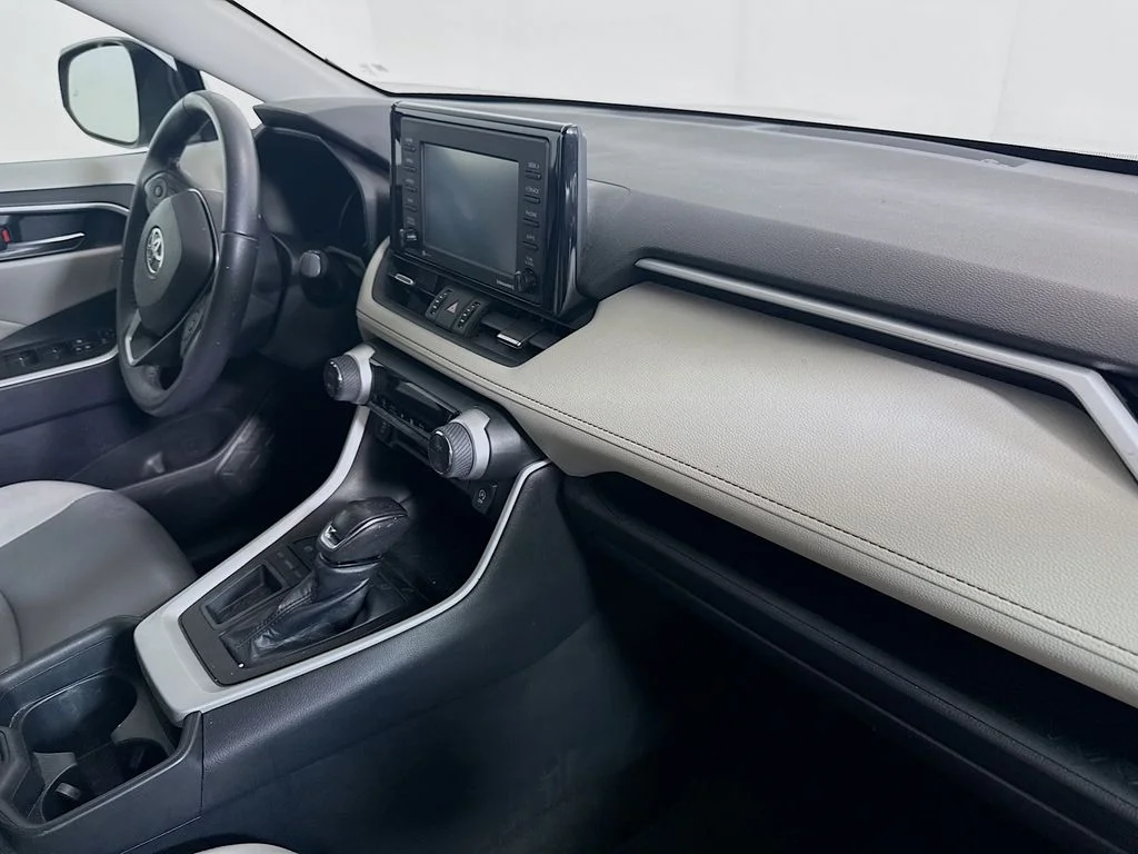 Used 2020 Silver Sky Metallic Toyota XLE Premium image 28