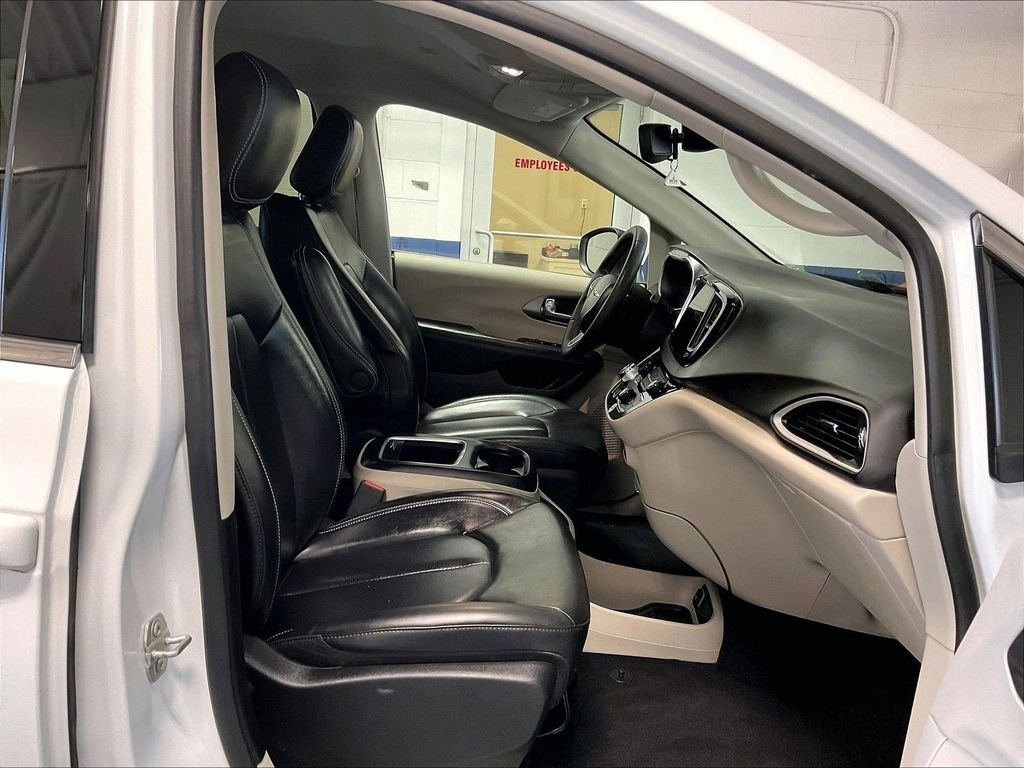 Used 2023 White Chrysler Touring L image 11
