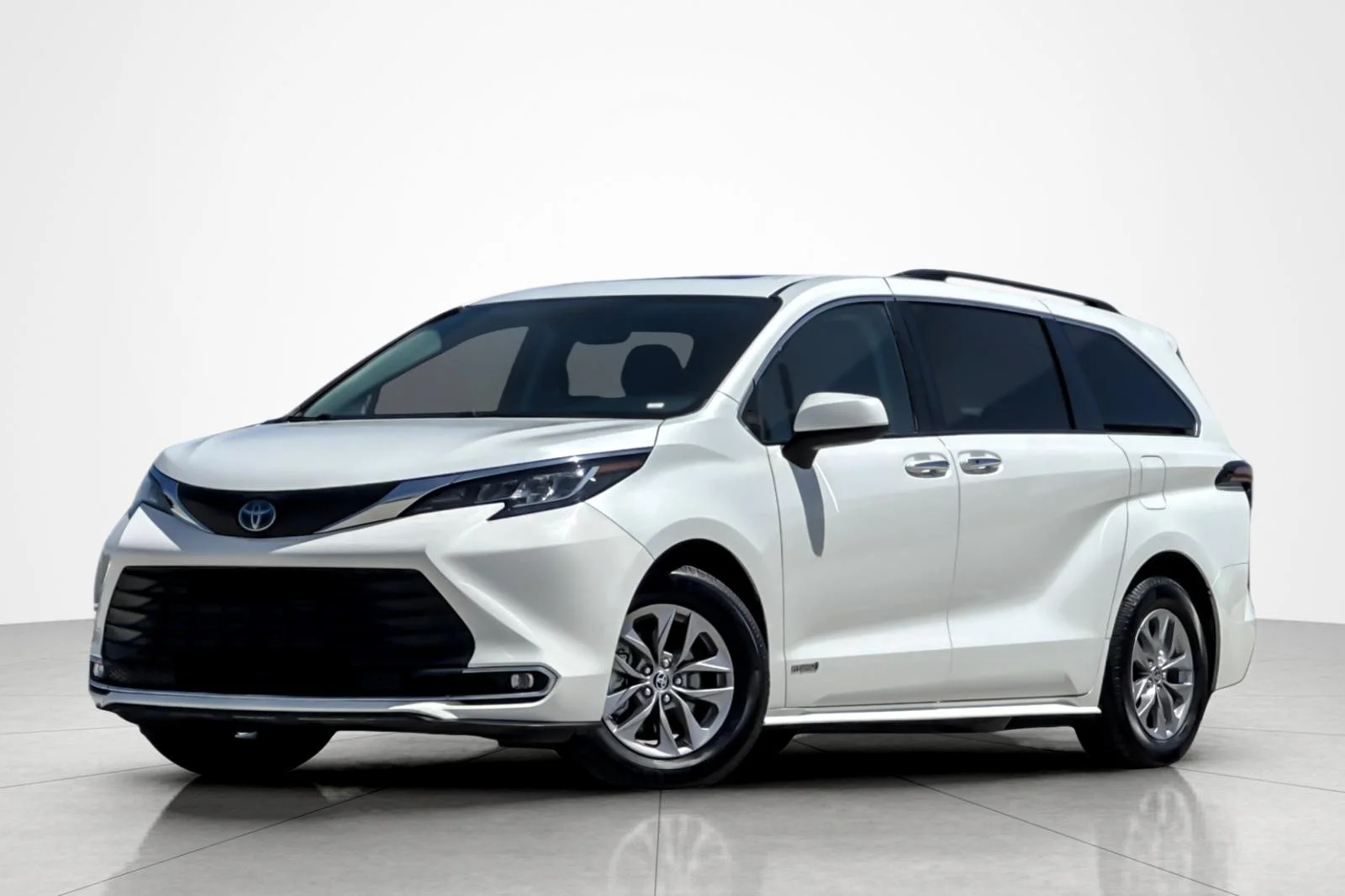 2021 Toyota Sienna XLE 7-Passenger Hybrid FWD's photo