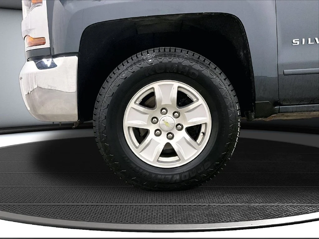 Used 2018 Gray Chevrolet LT image 32