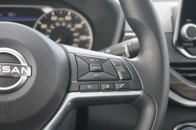 Used 2025 WHITE Nissan SV image 24
