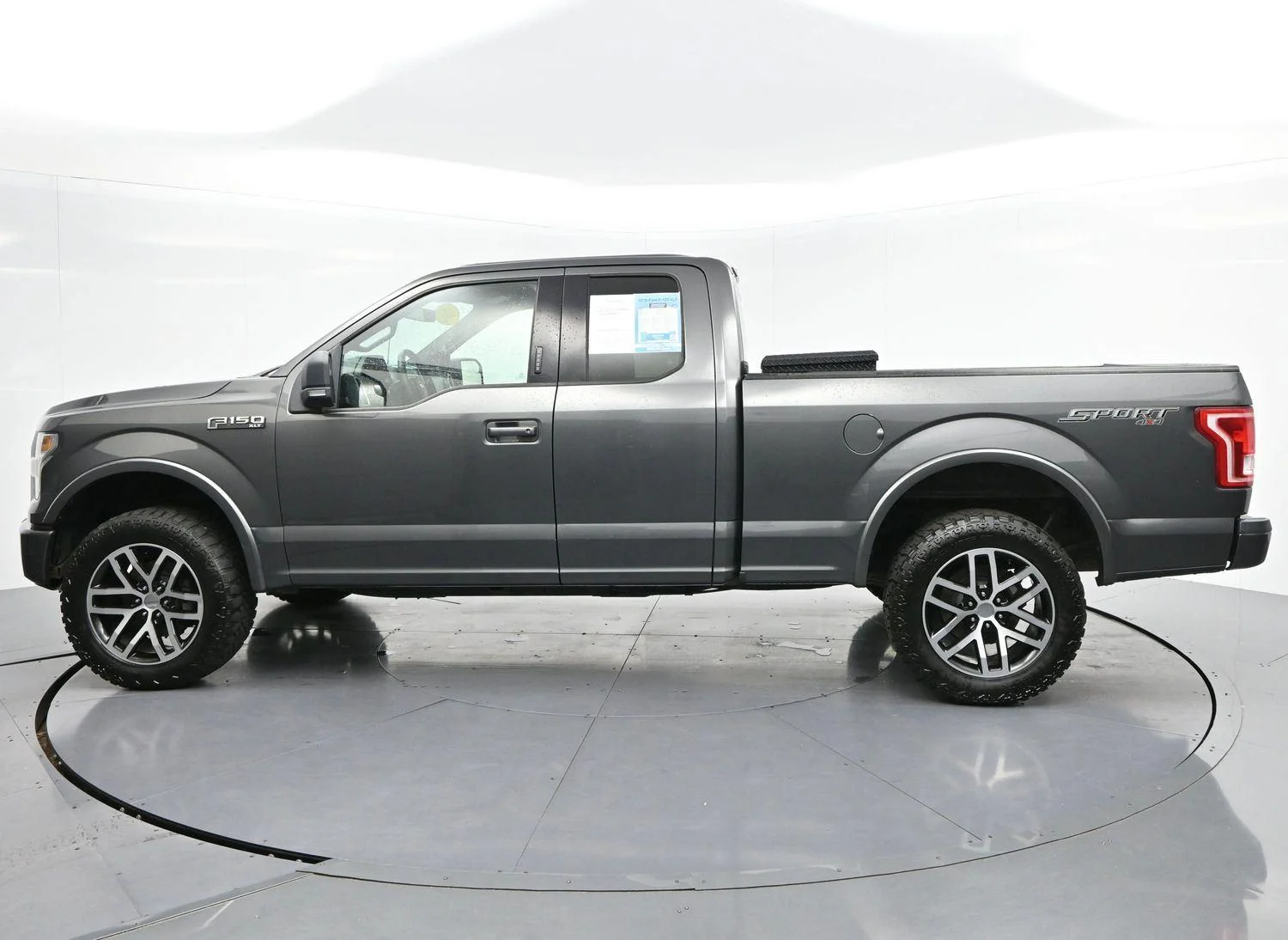 Used 2016 Magnetic Metallic Ford XLT image 4