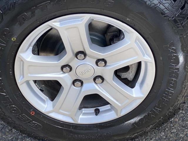 Used 2022 Firecracker Red Clearcoat Jeep Sport S image 27