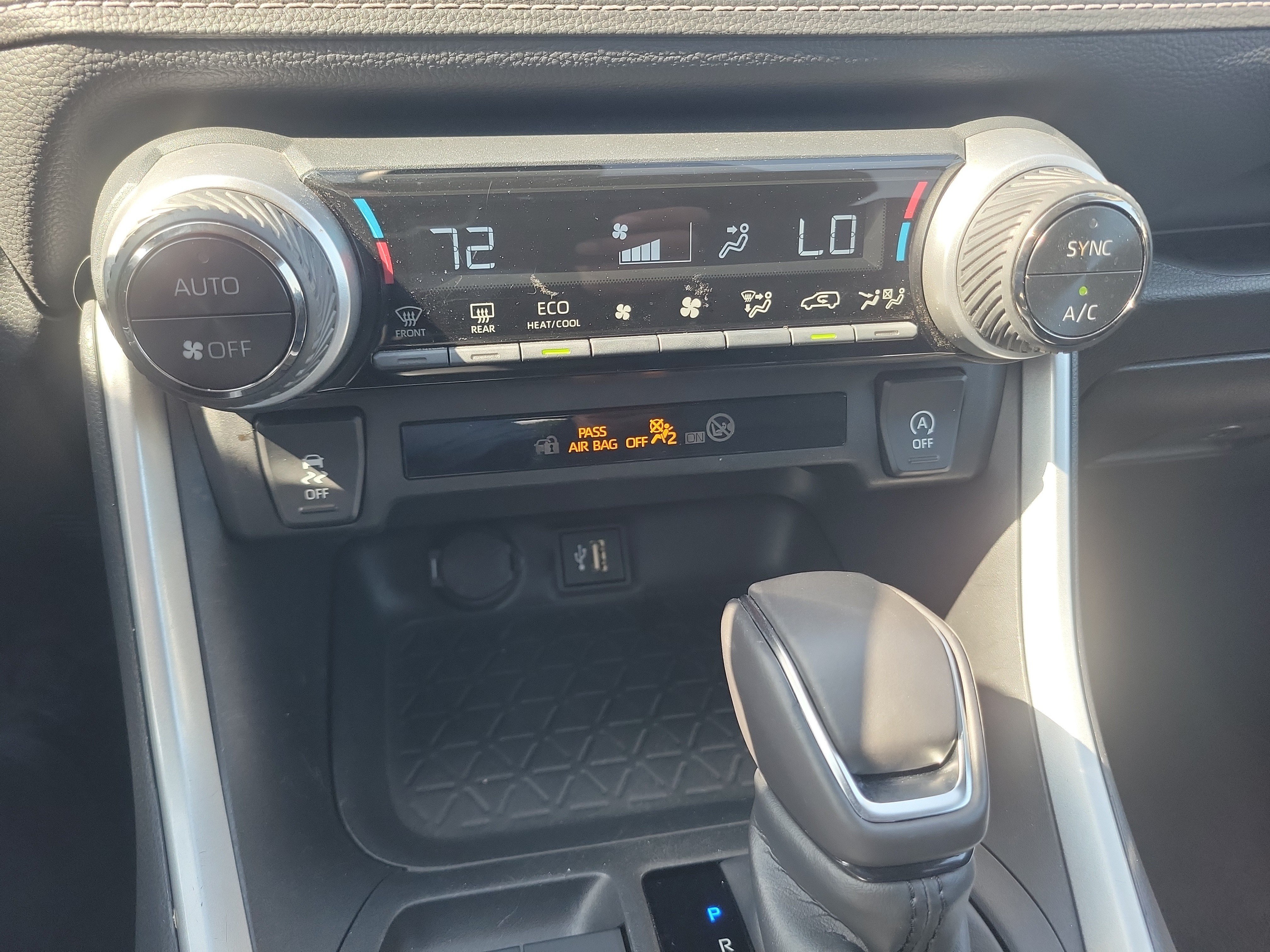 Used 2024 Pearl Toyota XLE Premium image 27