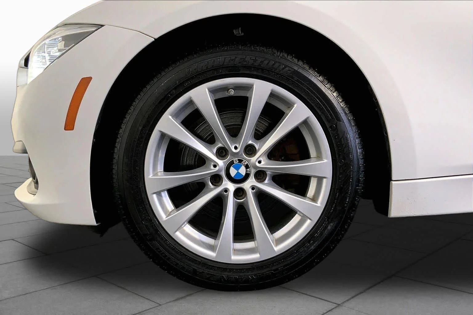 Used 2018 Alpine White BMW 320i xDrive image 11