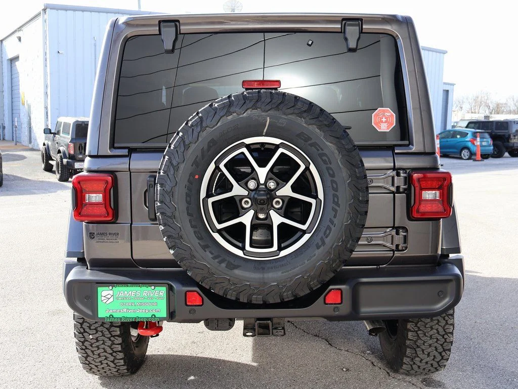 New 2026 Granite Crystal Metallic Clearcoat Jeep Rubicon image 4