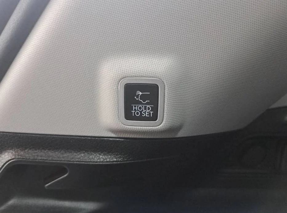 Used 2024 White Jeep Limited image 10