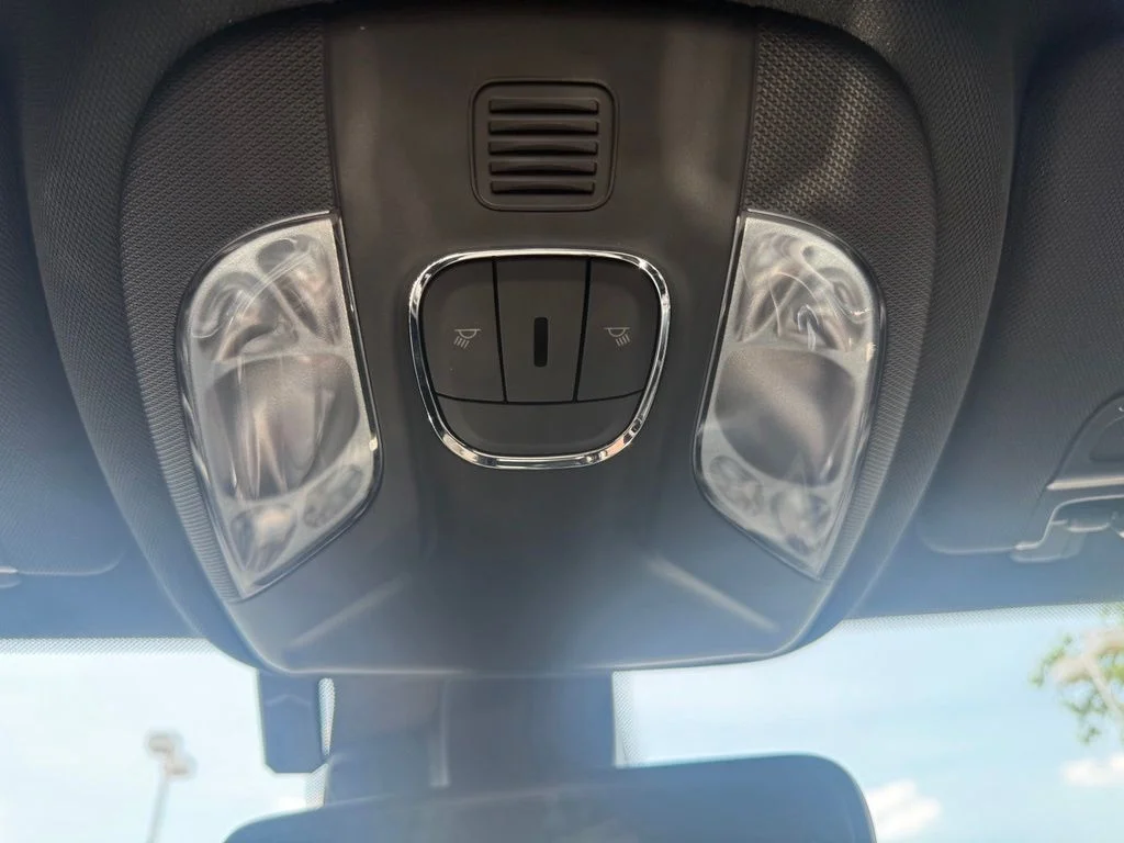 Used 2022 White Jeep Latitude image 30