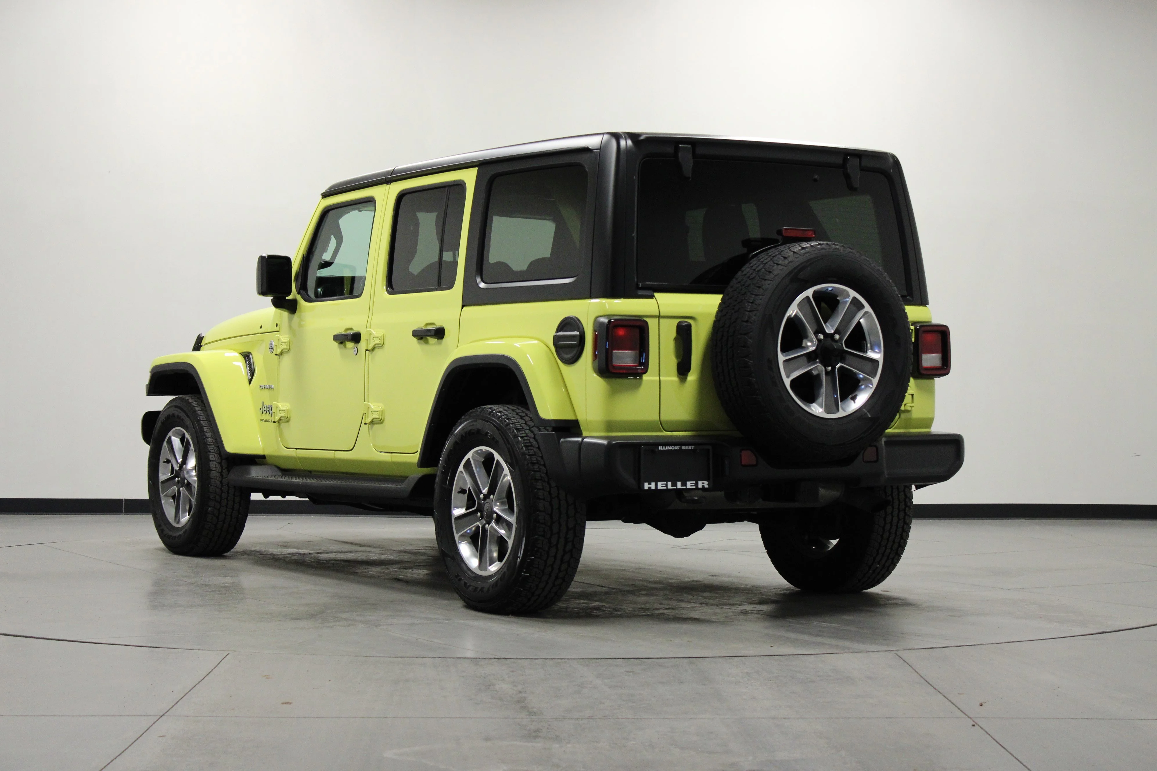 Used 2023 High Velocity Clearcoat Jeep Sahara image 6