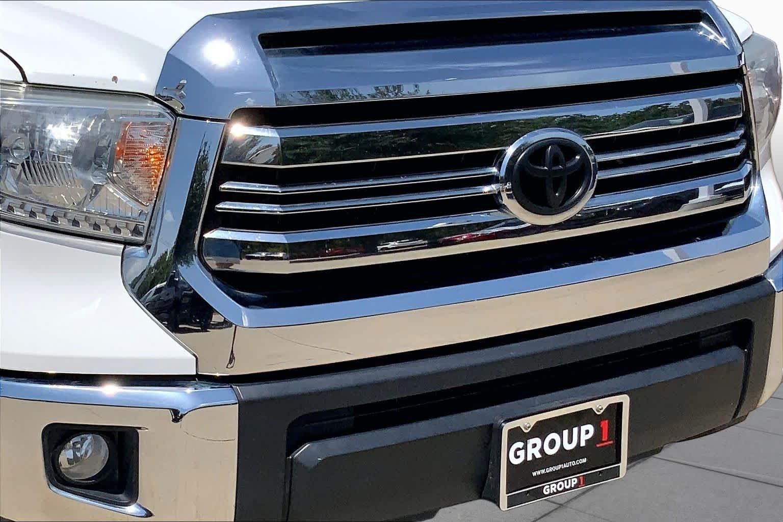 Used 2017 Super White Toyota SR5 image 30