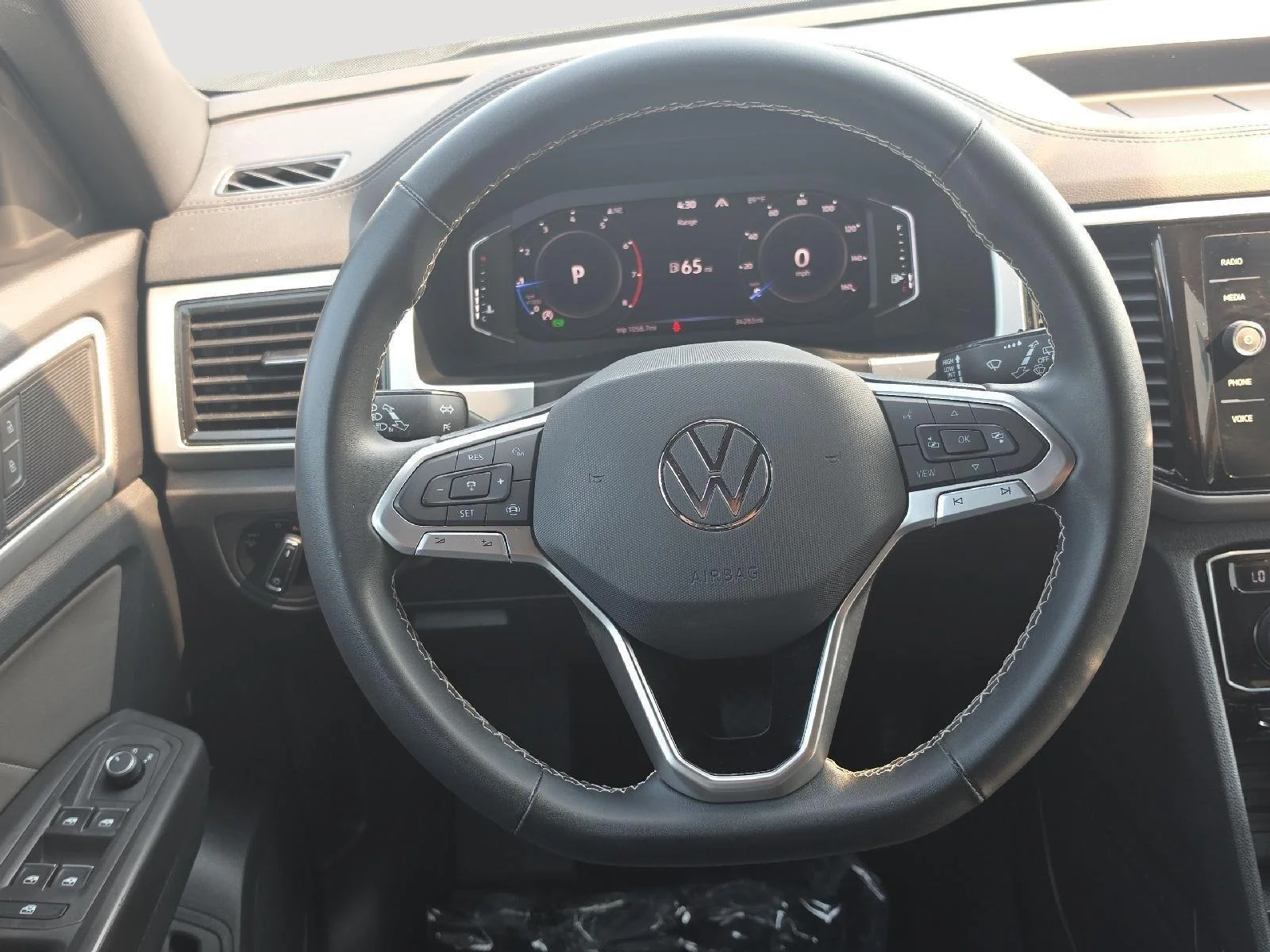 Used 2023 White Volkswagen 2.0T SE w/Technology image 15
