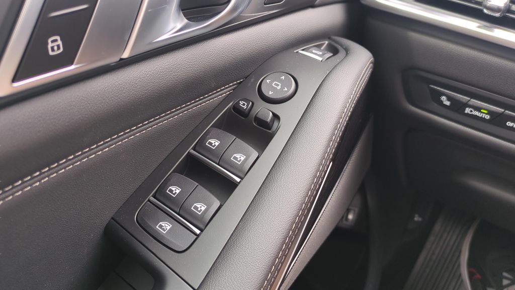 New 2026 Black Sapphire Metallic BMW xDrive50e image 30