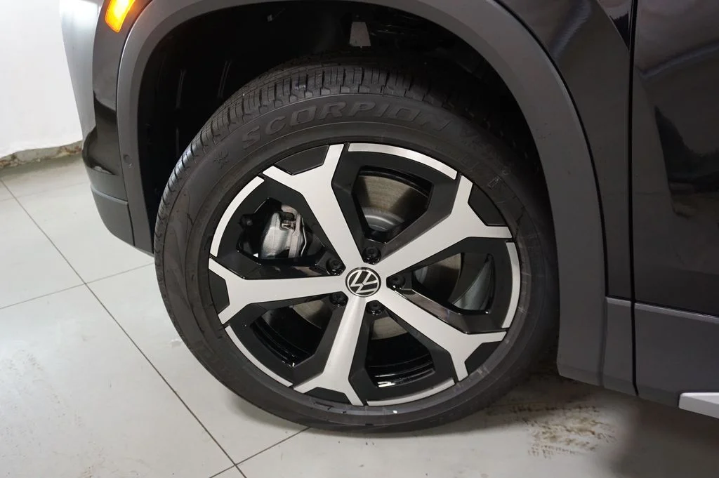 New 2026 Deep Black Volkswagen 2.0T SE image 31