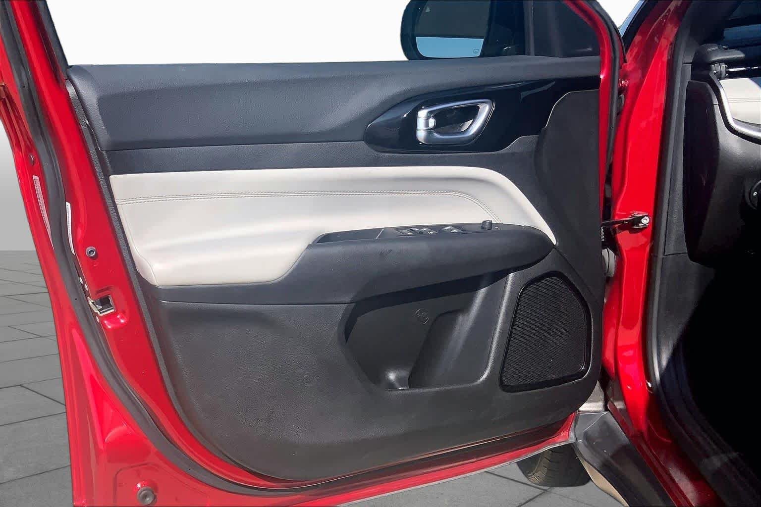 Used 2025 Red Hot Pearlcoat Jeep Limited image 21