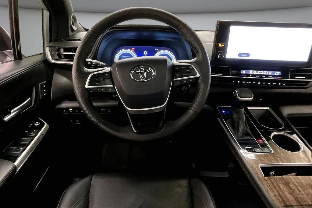 Used 2025 Silver Toyota Platinum image 8