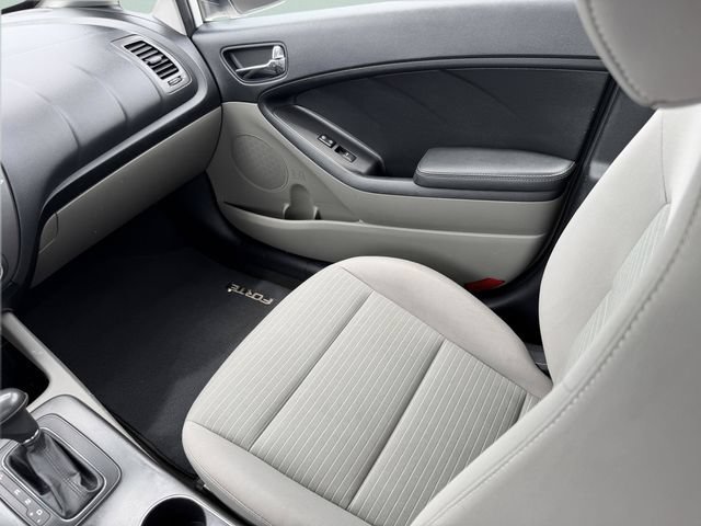 Used 2015 White Kia LX image 19