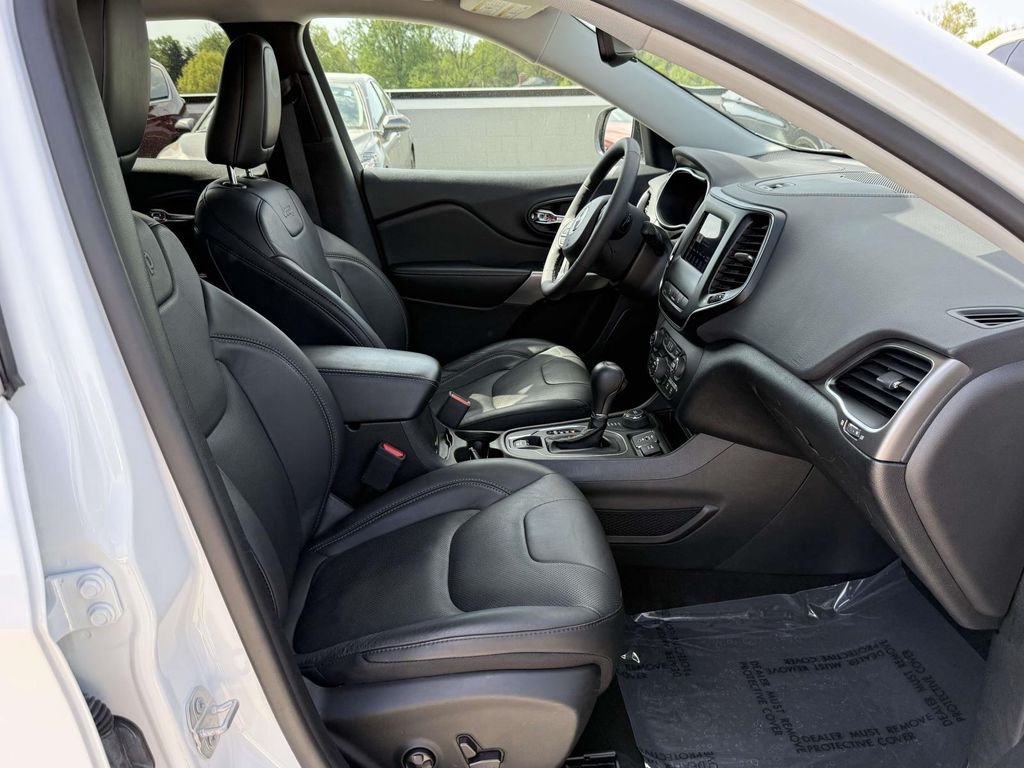 Used 2021 White Jeep Latitude Lux image 15