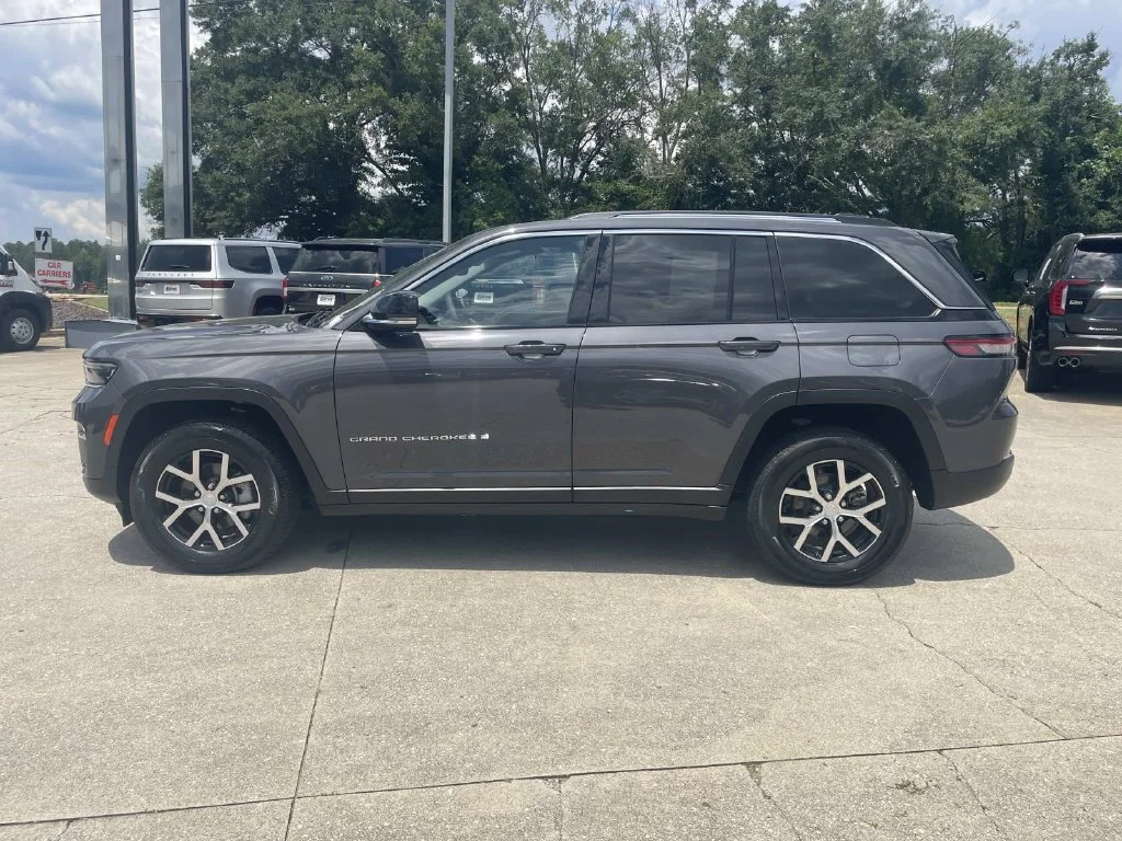 Used 2023 Gray Jeep Limited 4x2 image 2