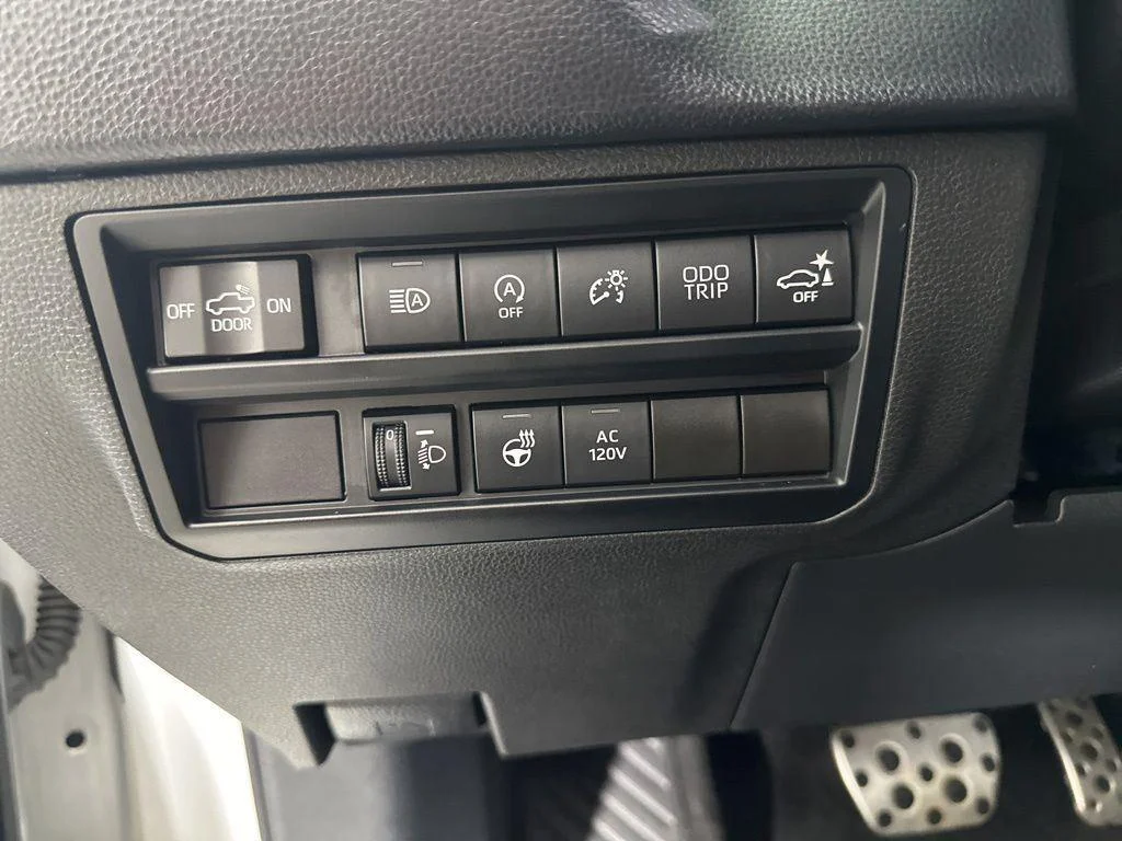Used 2022 White Toyota SR5 image 18
