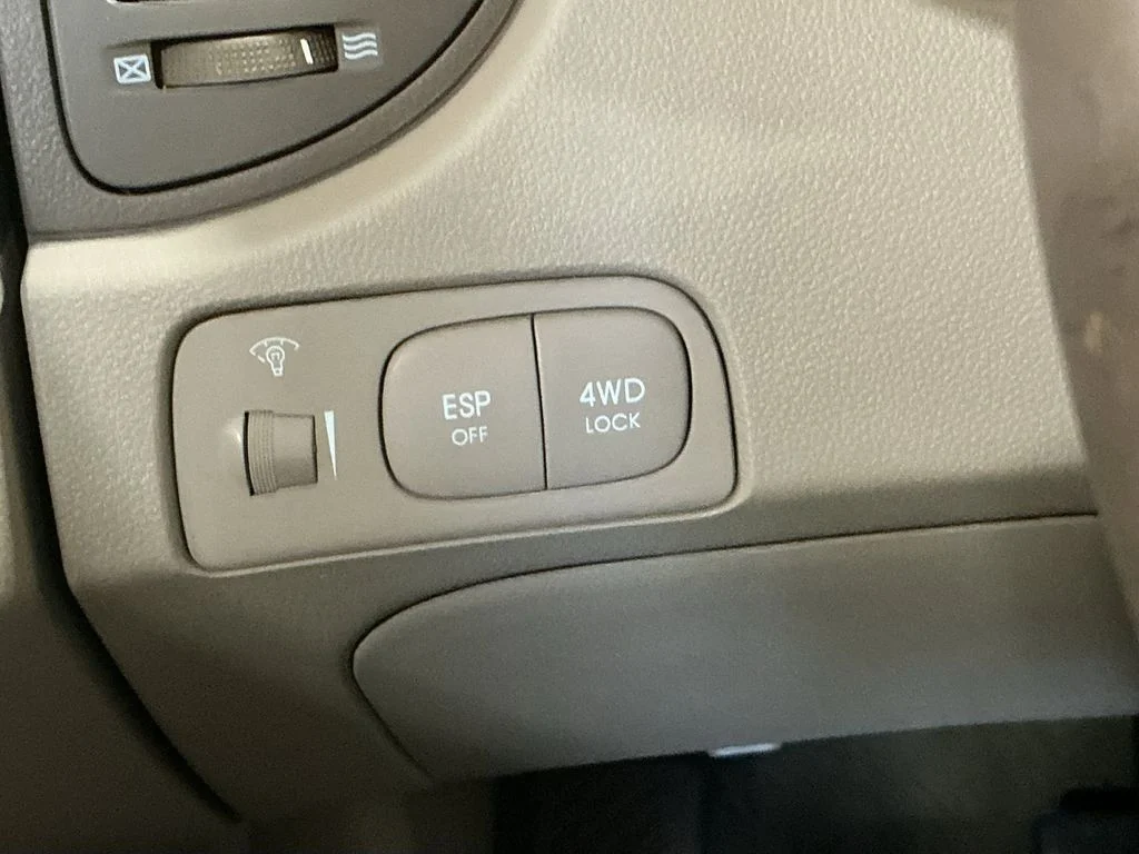 Used 2005 White Kia EX image 18
